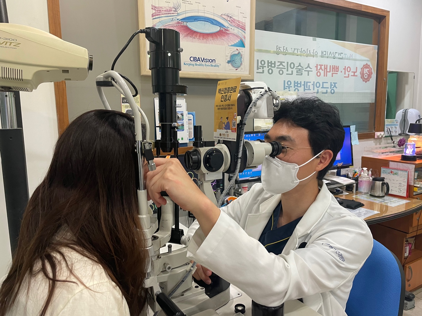 정근안과병원 장영준 원장 진료보는 모습 (2).jpg