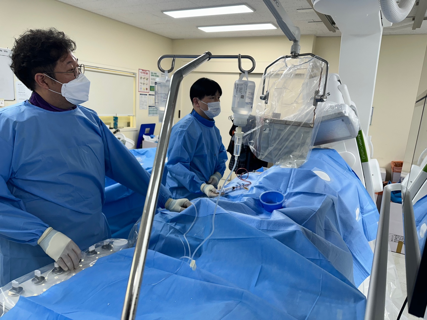 온병원 심혈관센터 이현국 센터장이 심근경색환자에게 혈관 조영술 및 관상동맥중재술을 시술하는 모습 .jpg